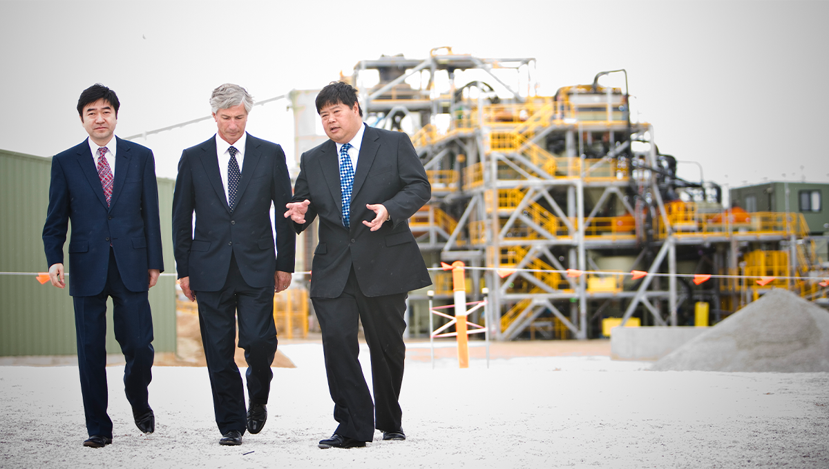 Lithium Galaxy CEO Iggy Tan (right) speaks with investors.